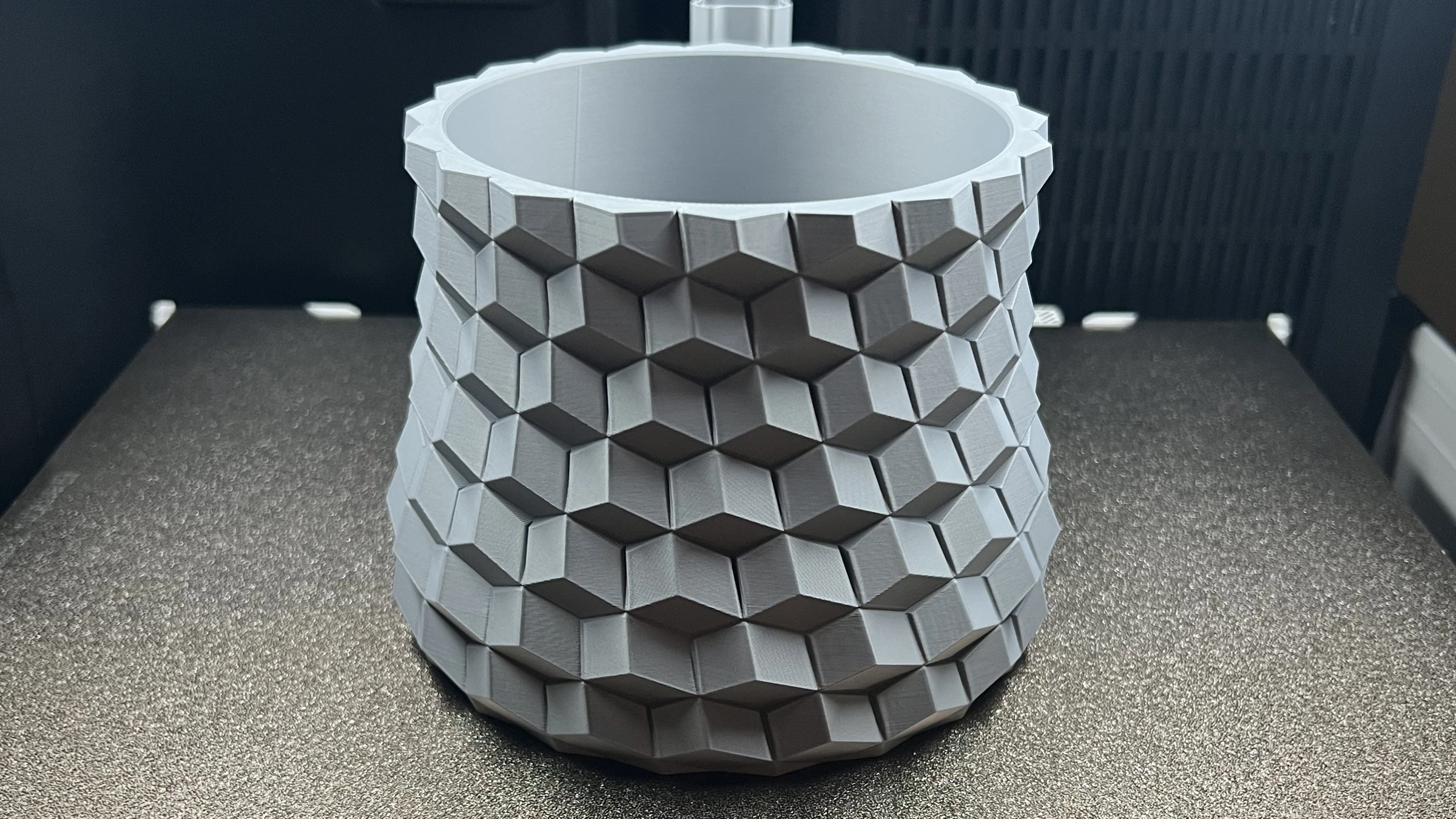 Il vaso stampato in PLA opaco sul piatto della stampante